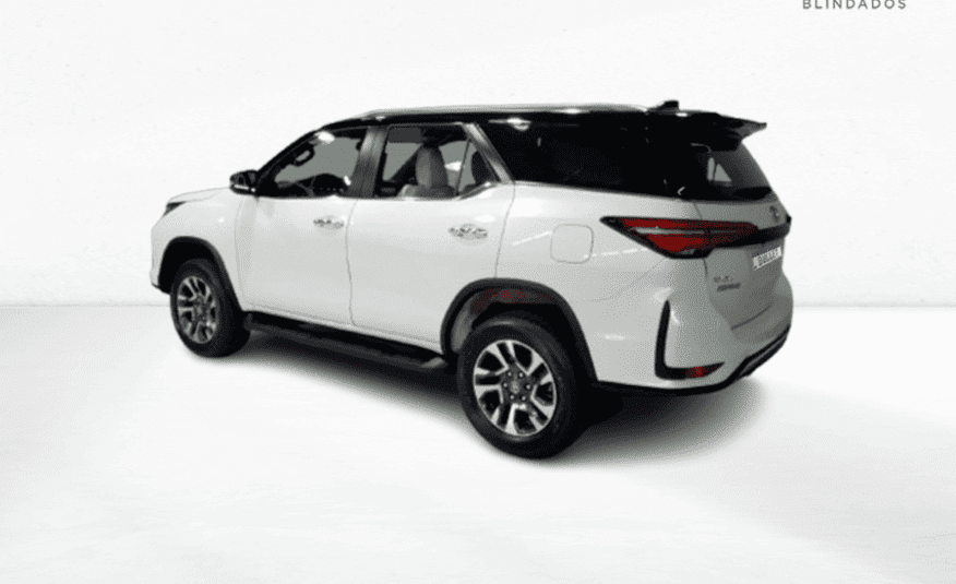 Toyota Hilux SW4 2.8 D-4D Turbo Diesel Diamond 7 Lugares 4×4 Automático