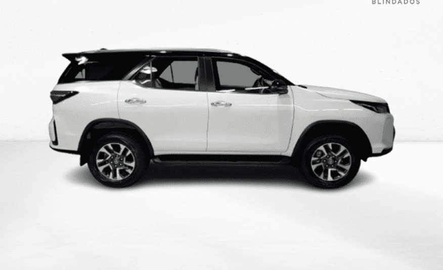 Toyota Hilux SW4 2.8 D-4D Turbo Diesel Diamond 7 Lugares 4×4 Automático