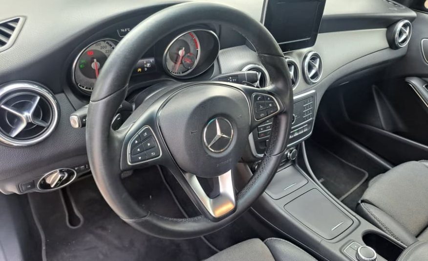 Mercedes-Benz GLA200 1.6 CGI Style 16v Turbo Flex 4P Automático