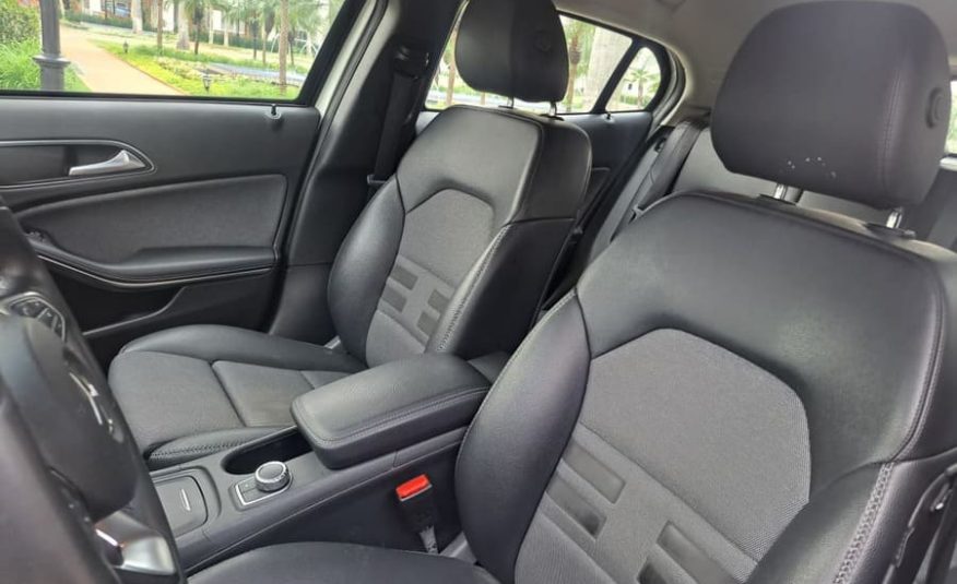 Mercedes-Benz GLA200 1.6 CGI Style 16v Turbo Flex 4P Automático
