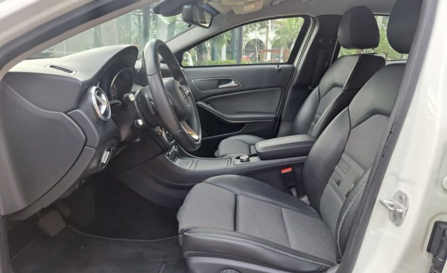 Mercedes-Benz GLA200 1.6 CGI Style 16v Turbo Flex 4P Automático