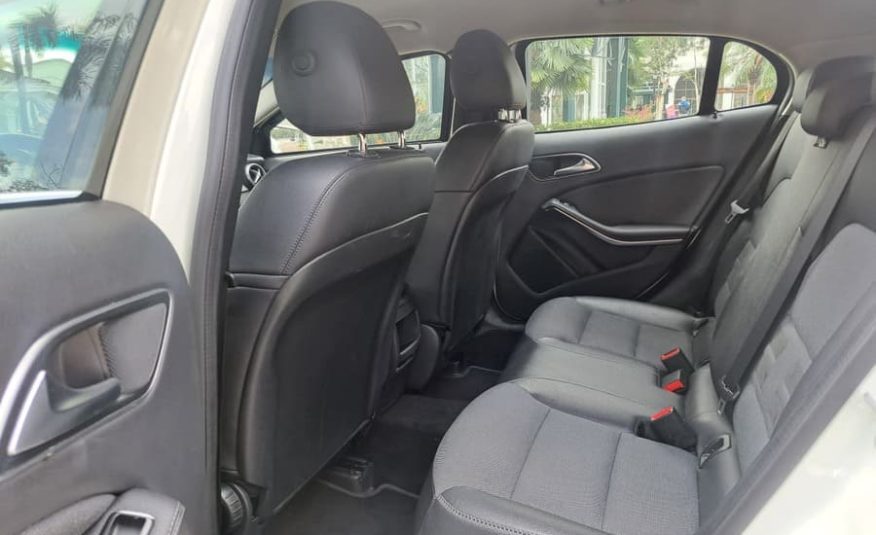 Mercedes-Benz GLA200 1.6 CGI Style 16v Turbo Flex 4P Automático