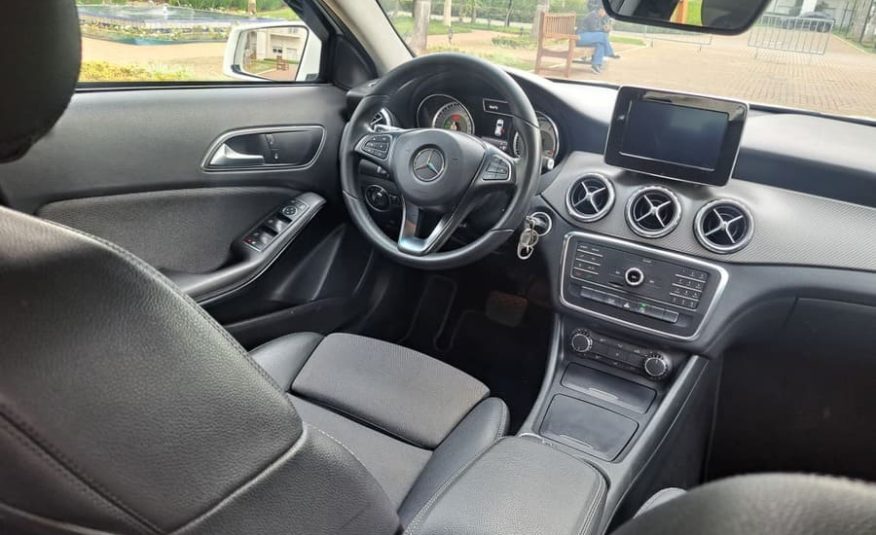 Mercedes-Benz GLA200 1.6 CGI Style 16v Turbo Flex 4P Automático