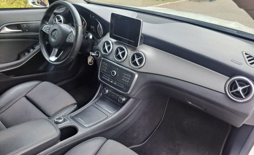 Mercedes-Benz GLA200 1.6 CGI Style 16v Turbo Flex 4P Automático