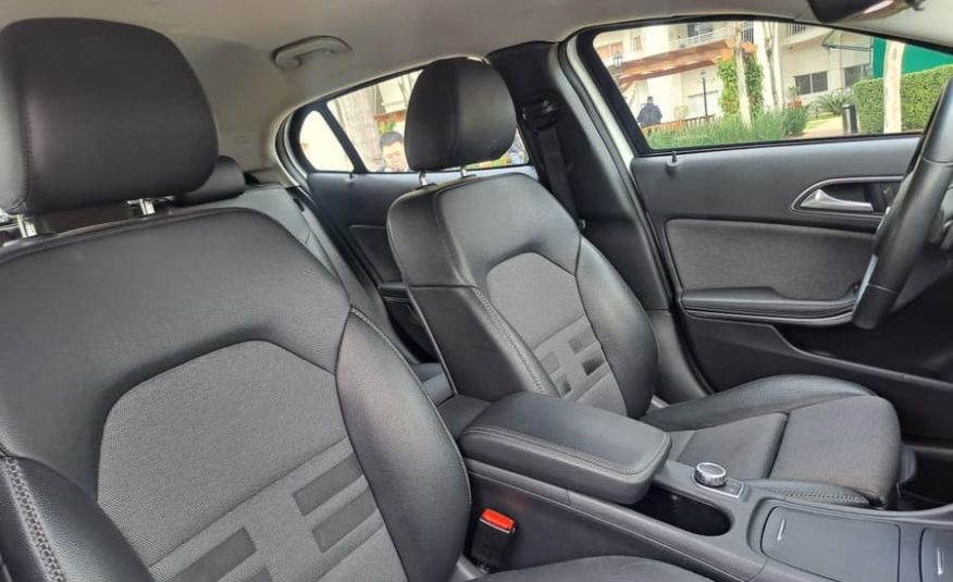 Mercedes-Benz GLA200 1.6 CGI Style 16v Turbo Flex 4P Automático