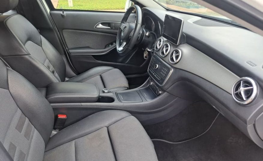 Mercedes-Benz GLA200 1.6 CGI Style 16v Turbo Flex 4P Automático