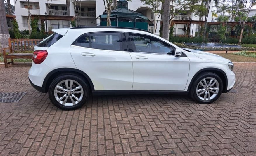 Mercedes-Benz GLA200 1.6 CGI Style 16v Turbo Flex 4P Automático