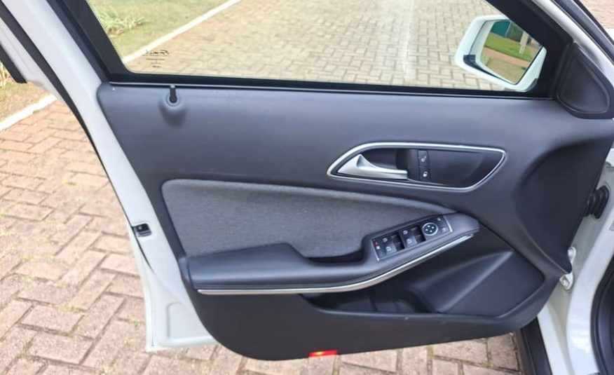 Mercedes-Benz GLA200 1.6 CGI Style 16v Turbo Flex 4P Automático