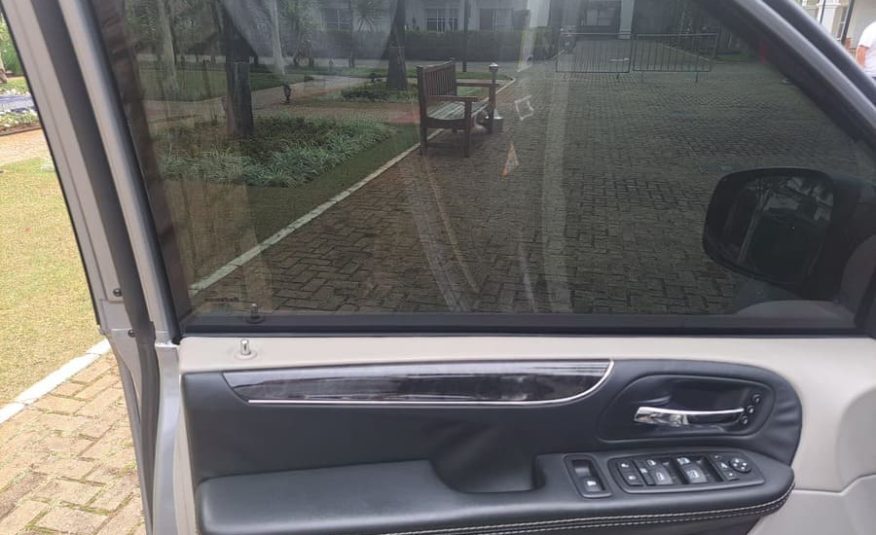 Chrysler Town & Country 3.6 Limited V6 Gasolina 4 Portas Automático